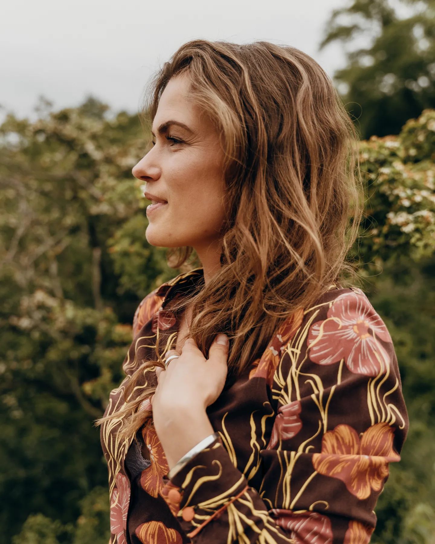 SENSUALITEIT ✨

IN je lichaam zijn. Durven voelen. Aanwezig zijn in alles dat je voelt.
In a culture dominated by the mind mogen wij het verschil gaan maken 💃

Our body is our ‘unconscious mind’, én communiceert voortdurend met ons
Wat is jouw relatie met je lichaam?
Heb jij de tools en tijd hiernaar te luisteren?
Het is namelijk ZO belangrijk
Het verhult onderliggende overtuigingen en toont waar de energie stroomt – en nog meer wil stromen 🌊

Dit lichaam dat geëerd en gevierd mag worden
Juist ook die ene rimpel vol levenswijsheid
De jelly on the belly en / of junk in the trunk
Die bijzondere voeten die je staande houden in deze wereld...

Walking life gracefully, one step at a time, sometimes with a jump or a dance. Of een andere gekke move 🕺

Controle loslaten
Steeds meer meegaan in de stroom van het leven
Owning what you feel and feeling what you own. Hell yes honey! 

Nog meer connecten met dat energetische en sensuele lichaam
Mmm wat een joy om dat toe te mogen staan
En wat een uitdaging soms 😉

Dit ís belangrijk. Make it a priority
Being there, present & enjoying 💦

Now that makes me warm. Hihi enjoy your Sunday verder. Make this Sunday a Funday!

Wat ga jij doen voor je plezier/ genot / or ‘just because’ vandaag?

#lichaamsbewustzijn #aanwezigheid #plezier #energie #sensualiteit #voelen #zachtheid #genot #nu #toelaten